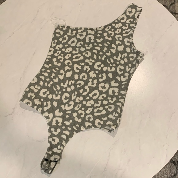 🐆 Stella One Shoulder Green Leopard Print Bodysuit - Picture 2 of 3